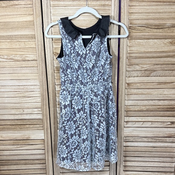 Dresses & Skirts - Sleeveless Black and White Dress Lined With Collar Size Small